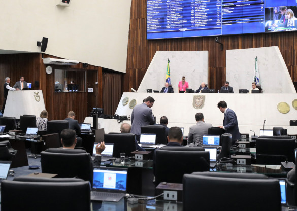 Aprovadas emendas às novas regras para a escolha de diretores de escolas estaduais