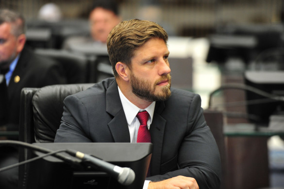 “Autismo não pode ser uma barreira social”, afirma deputado a propor projeto de lei