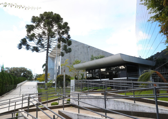 Tramitação do projeto que reduz em 45% o IPVA no Paraná marca semana na Assembleia Legislativa