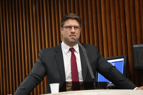 Governo anuncia aumento para bolsistas e não cumpre, diz deputado Requião Filho