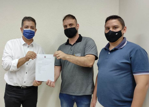 Deputado entrega Título de Utilidade Pública ao Ministério de Missões e Adoração Interdominacional do Brasil