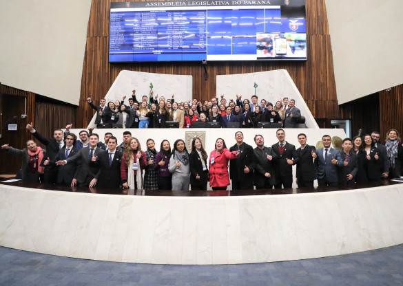 Deputadas e deputados são empossados na 5ª edição do Parlamento Universitário