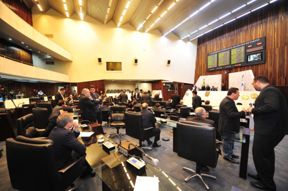 Deputados aprovam em primeira votação PEC que autoriza a cessão de servidores públicos às APAEs