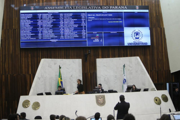 PEC sobre taxa no ensino público divide opiniões e fica para último dia do Parlamento Universitário