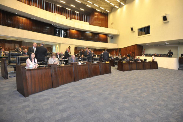 Aprovados sete projetos de lei na sessão plenária desta quarta-feira (8)