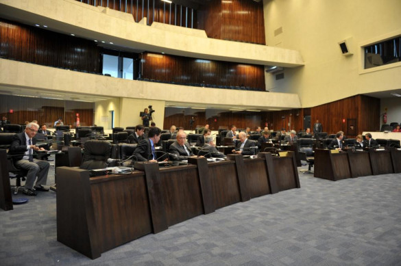 Deputados aprovam sete projetos de lei na sessão desta quarta-feira (27)