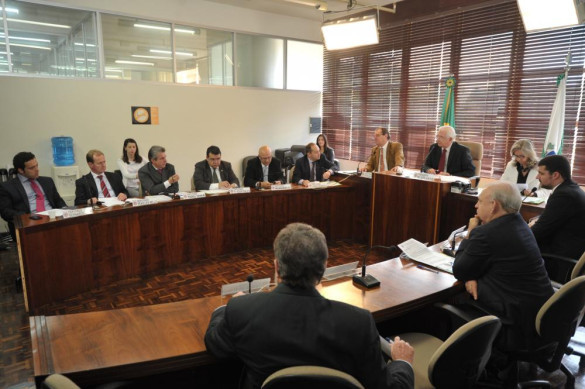 CCJ aprova projeto que proíbe a renovação automática de contratos de prestação de serviços