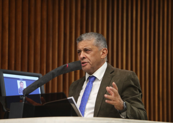 Deputados aprovam projeto que garante a presença de intérpretes de Libras no parto de gestantes surdas