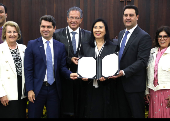 Deputados prestigiam sanção da lei que cria Câmara Criminal dedicada a crimes contra a mulher, aprovada em 48h pela Assembleia