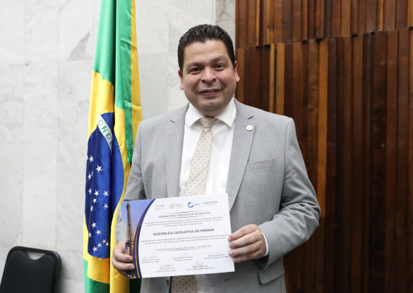 Assembleia Legislativa do Paraná é homenageada na França pelo Selo Diamante de Transparência