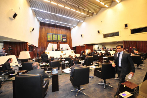 Projeto que obriga prestadores de serviço a informar sobre o fim de descontos passa em primeira votação