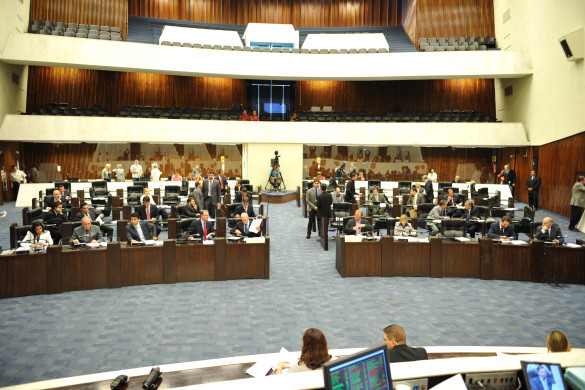 Deputados aprovam 16 projetos de lei e 12 indicações