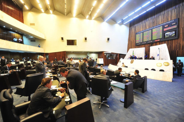 Assembleia abre espaço para ouvir estudantes do movimento que ocupou colégios estaduais no Paraná