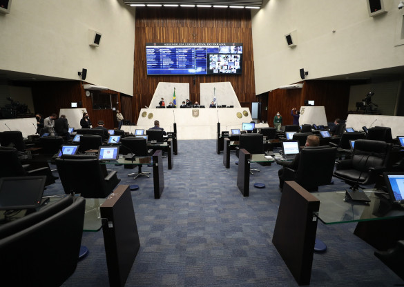 Segue para sanção projeto que autoriza pagamento com cartão de débito ou crédito nos cartórios do Paraná