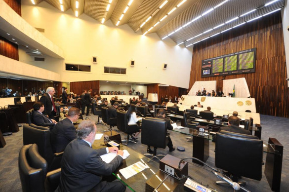 Deputados aprovam reserva de vagas de estágio para alunos da rede pública de ensino