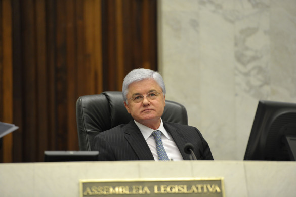 Revisão do enquadramento funcional será feita estritamente dentro da lei, garante Rossoni