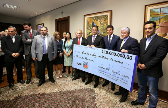Assembleia devolve cheque de R$ 110 milhões ao governador Beto Richa