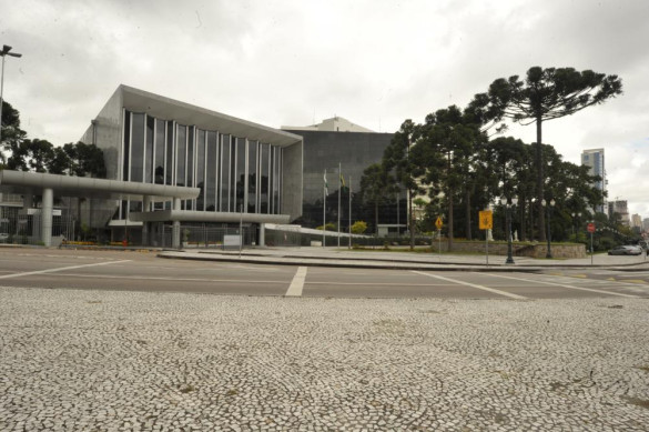 Deputados votam regras para proteção e utilização sustentável da mata de araucárias, na segunda-feira (26)