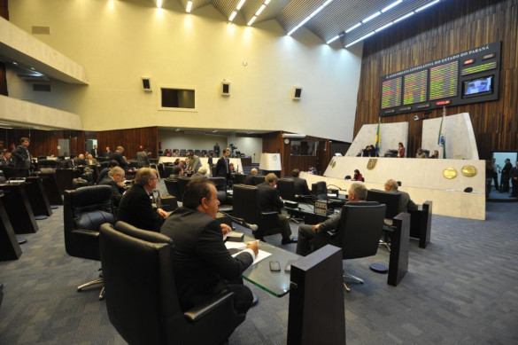 Assembleia aprova projeto que quer dar destaque a escritores paranaenses