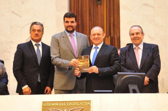 Deputados recebem exemplar impresso do novo Regimento Interno da Alep