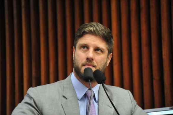 Deputado lança playlist em apoio a campanha de combate ao câncer de mama