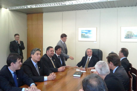 Artagão Júnior entrega em Brasília relatório sobre a renegociação da dívida dos Estados