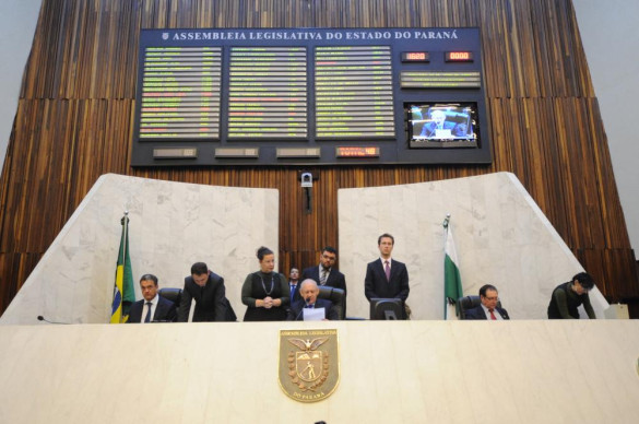 Deputados aprovaram cinco projetos na sessão plenária desta segunda-feira (18)