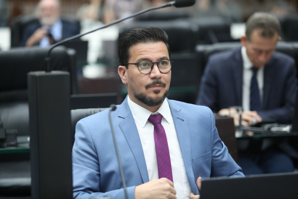 Oposição rejeita projeto que cria a política de naming rights e aproveitamento de espaços públicos no Paraná