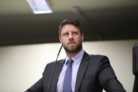 Deputado Requião Filho questiona Governo sobre fim de Software Livre