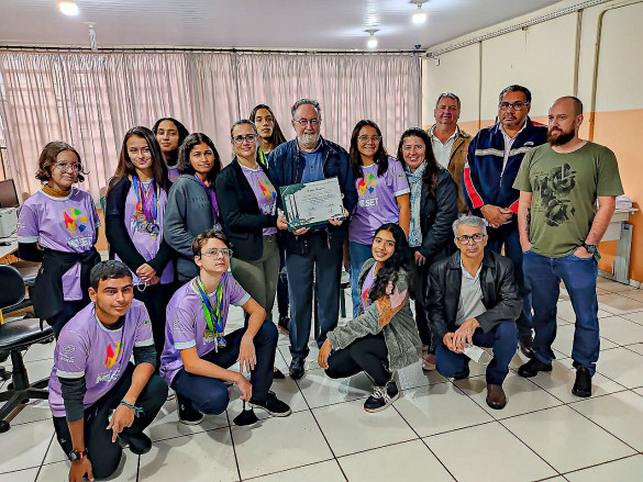 Deputado Tercilio Turini homenageia colégio de Primeiro de Maio por conquistas internacionais