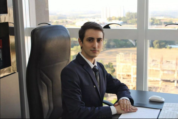 Deputado Cobra Repórter solicita Voto de Louvor para professor mais jovem do ensino superior no país