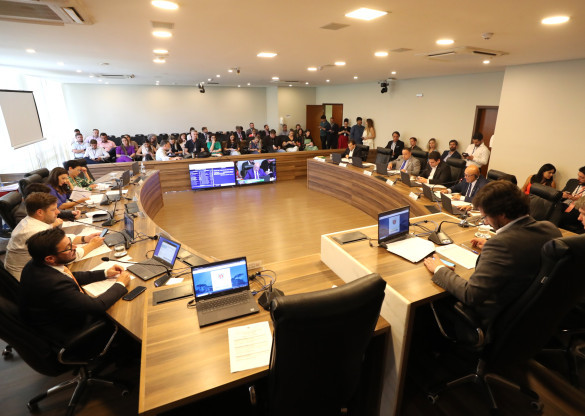 Pedido de vista na CCJ adia votação de projeto que multa usuários de drogas