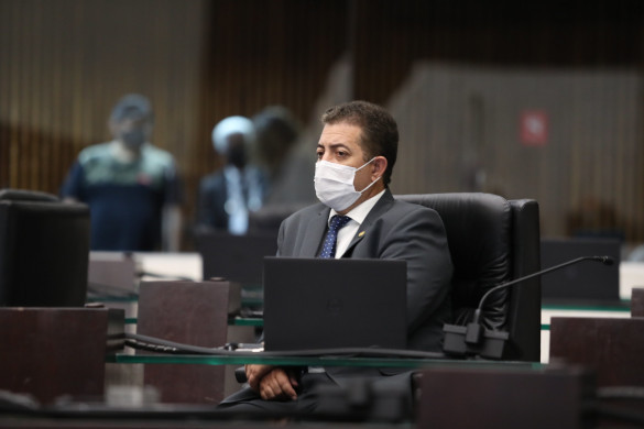 Deputado Cobra Repórter solicita Menção Honrosa ao motoboy que atrasou entrega para salvar cachorro abandonado