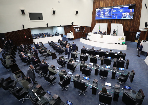 Deputados asseguram meia-entrada a mesários no Paraná