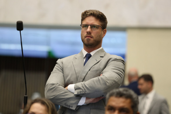 Deputado Requião Filho questiona secretário de Saúde sobre Caderneta da Criança
