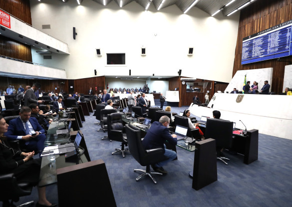 Assembleia aprova projeto que altera cargos, carreiras e vencimentos da educação básica