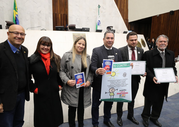 Cartilha lançada na Assembleia traz orientações para observar sinais de abusos contra crianças e adolescentes