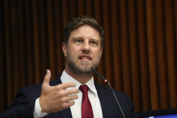Em discurso no Plenário, líder da Oposição aponta irregularidades em uniformes das escolas cívico-militares