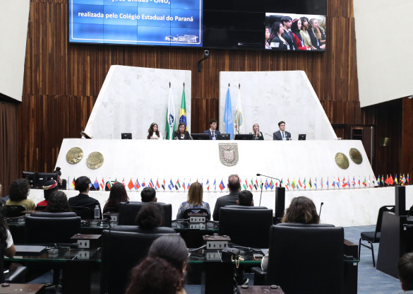 3º CEPMun leva experiência em relações internacionais para alunos do Colégio Estadual do Paraná
