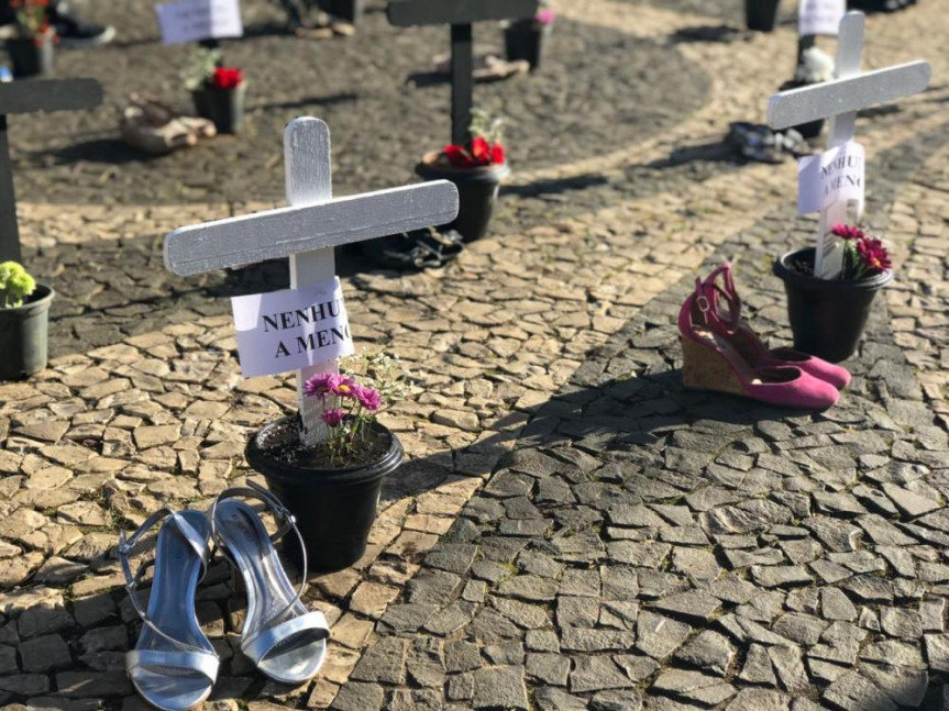 Em Guarapuava, 82 cruzes foram colocadas no calçadão da XV de Novembro, representando todas as mulheres que foram mortas no Paraná entre maio de 2018 e maio de 2019.