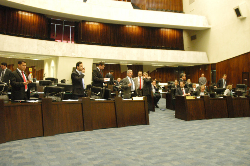 Assembleia recebe mensagem de reajuste salarial para os professores