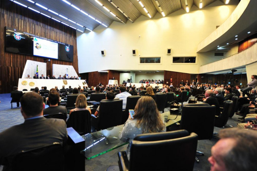 Sessão solene comemorativa aos 6 anos da ADAPAR, por proposição do deputado Pedro Lupion (DEM).