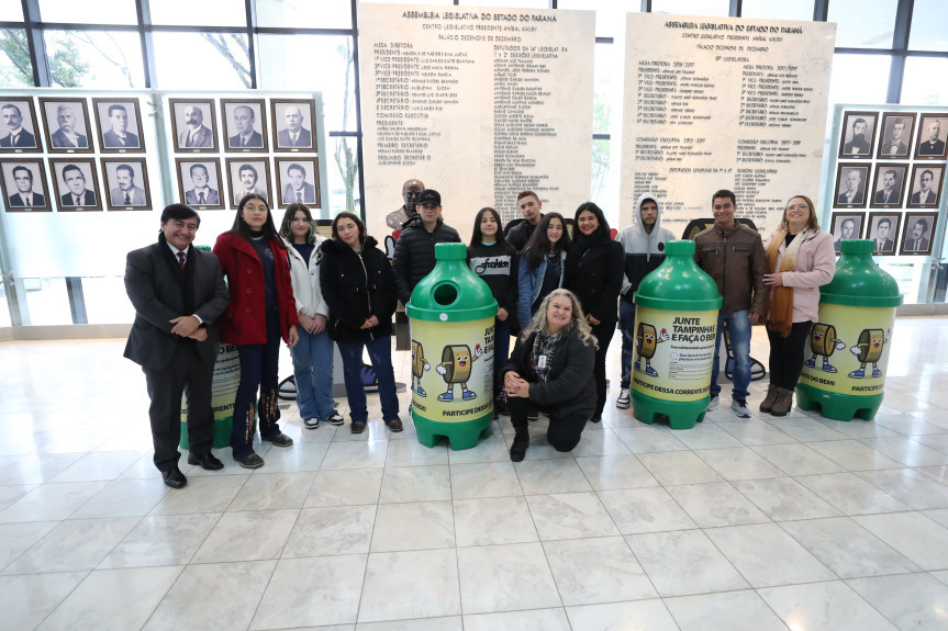 Os estudantes contribuíram com a campanha Tampinha Paraná.
