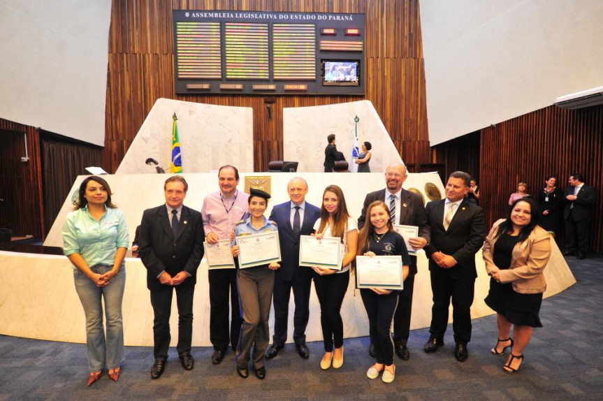 Vencedoras dos primeiros lugares do Concurso de Redação da Alep, recebem os certificados das mãos do presidente da Alep Ademar Traiano (PSDB).