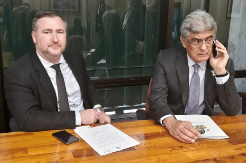 Deputado Emerson Bacil (PSL) com o ministro interino de Ciência, Tecnologia, Inovações e Comunicações, Júlio Semeghini.