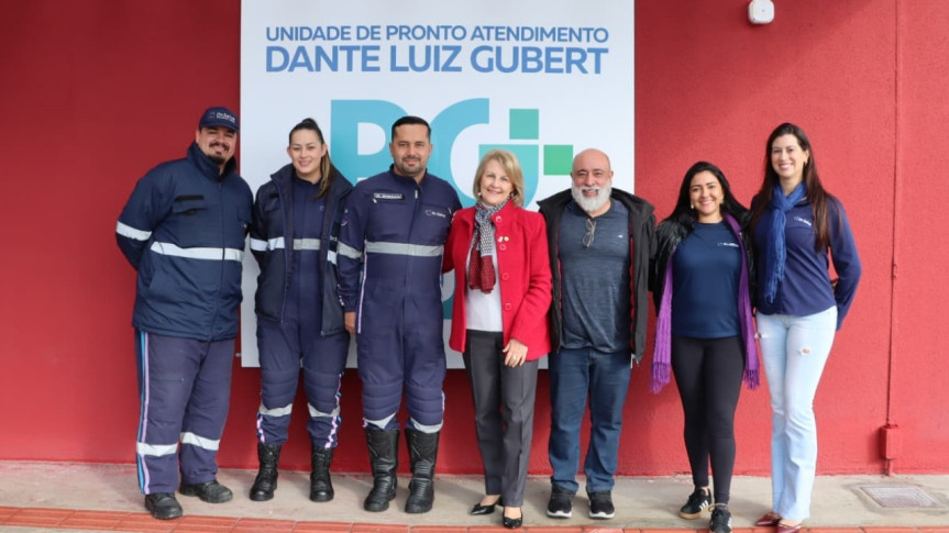 Deputada Márcia Huçulak (PSD) com equipe de servidores da Saúde do município.