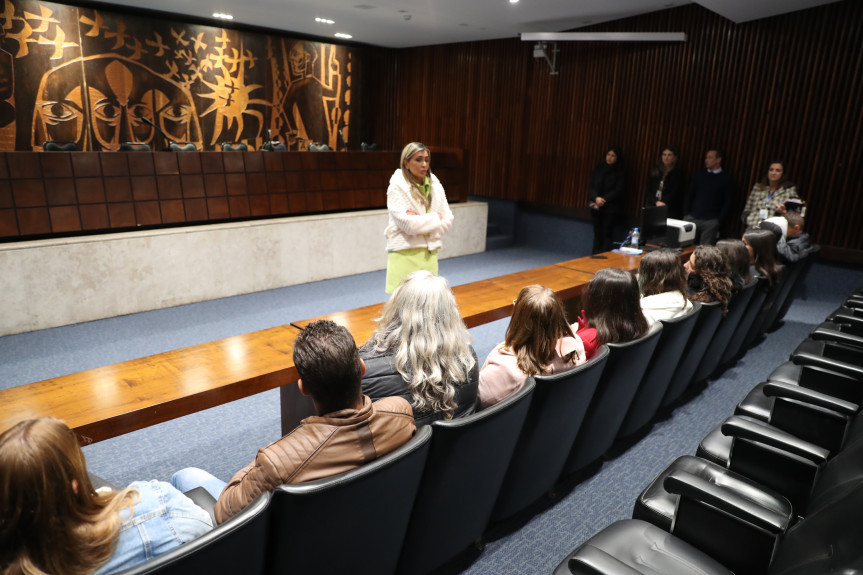A deputada Flávia Francischini (União) também recebeu os alunos no Plenarinho.