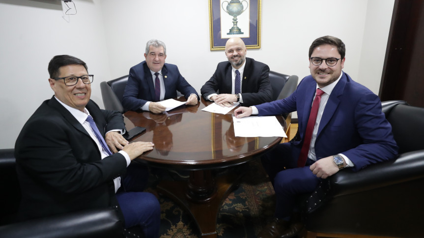 Reunião ocorreu após a sessão plenária desta terça-feira (27).