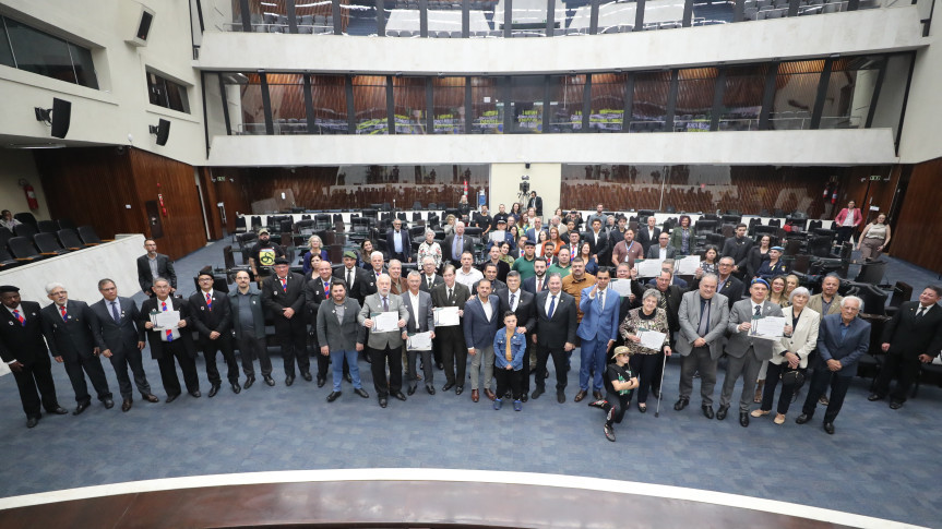 Solenidade no Plenário homenageou veteranos e expedicionários do Exército Brasileiro.
