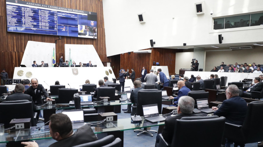 A pauta da sessão plenária desta terça-feira (27) continha 12 itens.